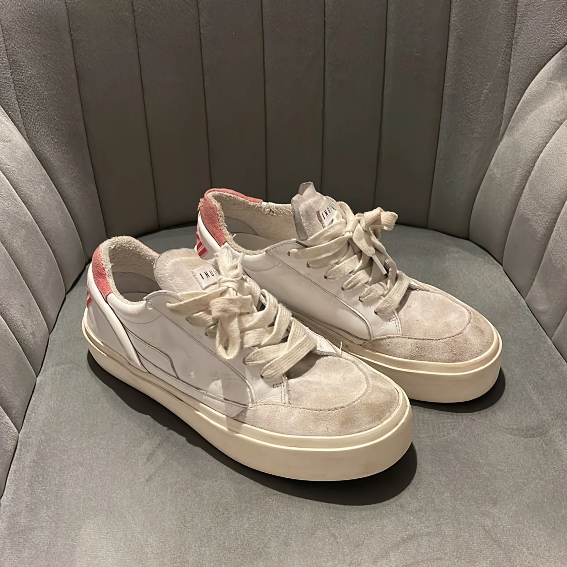 Vita sneakers från Inuiiki med rosa detaljer, PRIS KAN DISKUTERAS