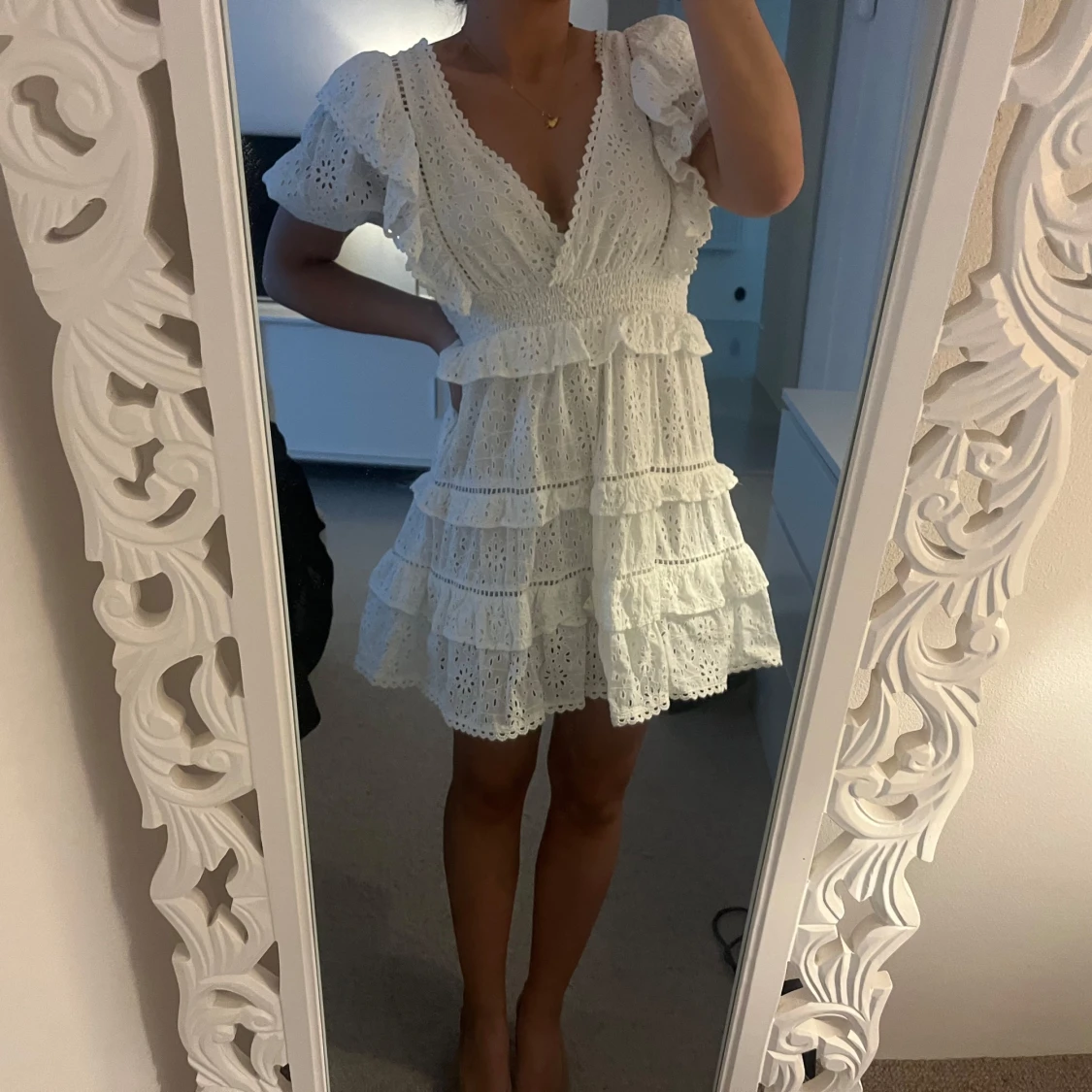 Vit spetsklänning med volang och puffärm