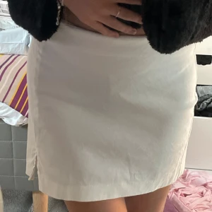 Vit Lågmidjade mini kjol  - Använd en gång och är i super fint skick! Perfekt för sommaren. Kjolen har ett litet snitt på vänster sida som ger den mer karaktär! Bekväm och går att klä upp och klä ner! 