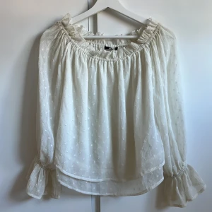 Offshoulder blus  - Söt off-shoulder blus som passar perfekt till sommaren 🩷 från Gina tricot, storlek 34, sparsamt använd 