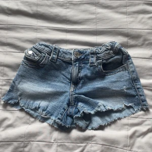 Blå jeansshorts med fransar från Gina Tricot - Snygga blå jeansshorts från Gina Tricot🩷 