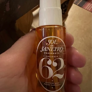 Sol de Janeiro Cheirosa 62 Perfume Mist 30 ml - En fräsch och söt doftmist från Sol de Janeiro, Cheirosa 62, i en genomskinlig orange plastflaska med vit spraykork. Flaskan rymmer 30 ml och är perfekt att ta med i väskan.helt ny oöppnad 