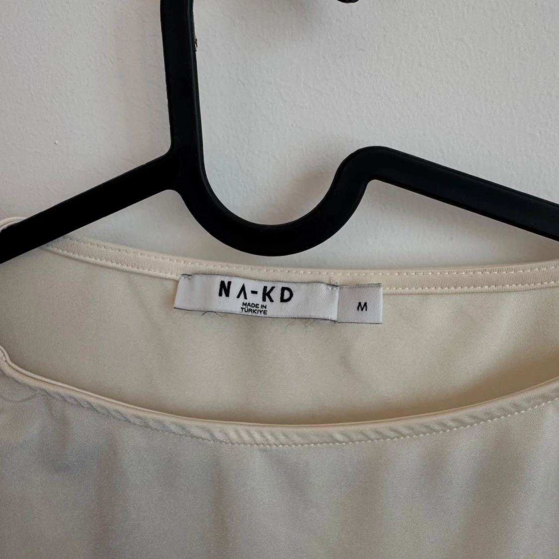 Krämvit långärmad topp från NA-KD - 1