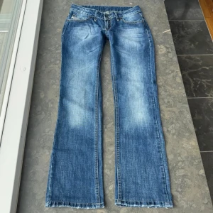 Diesel jeans  - Så snygga lågmidjade jeans som tyvärr är lite stora för mig.                                     Midjemått tvärsöver: 38cm  Midjehöjden: 17cm Inerbens längden: 75cm💕