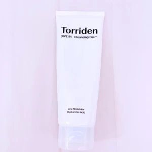 Torriden Dive In Cleansing Foam - Torriden Dive In Cleansing Foam. Mild rengöringsfoam med låg molekylär hyaluronsyra som återfuktar huden. Perfekt för daglig ansiktsrengöring och passar alla hudtyper. Rymmer 150 ml, ca 120 ml kvar.