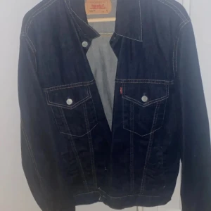 Vintage Levi’s  - Mörkblå vintage jeans jacka💕knappt använd inga defekter. Pris går att diskuteras!