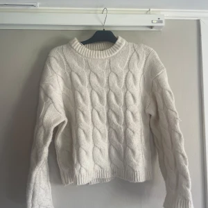 Vit stickad tröja från Gina Tricot - Säljer en vit stickad tröja från Gina Tricot i storlek XS