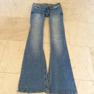 bootcut jeans med nitar och broderi - Såå sjukt snygga superlågmidjade bootcut jeans! Säljer då de tyvärr inte passar därför har jag ingen bild på❤️midjemått rakt över: 36 cm Innebenslängd: 80 cm