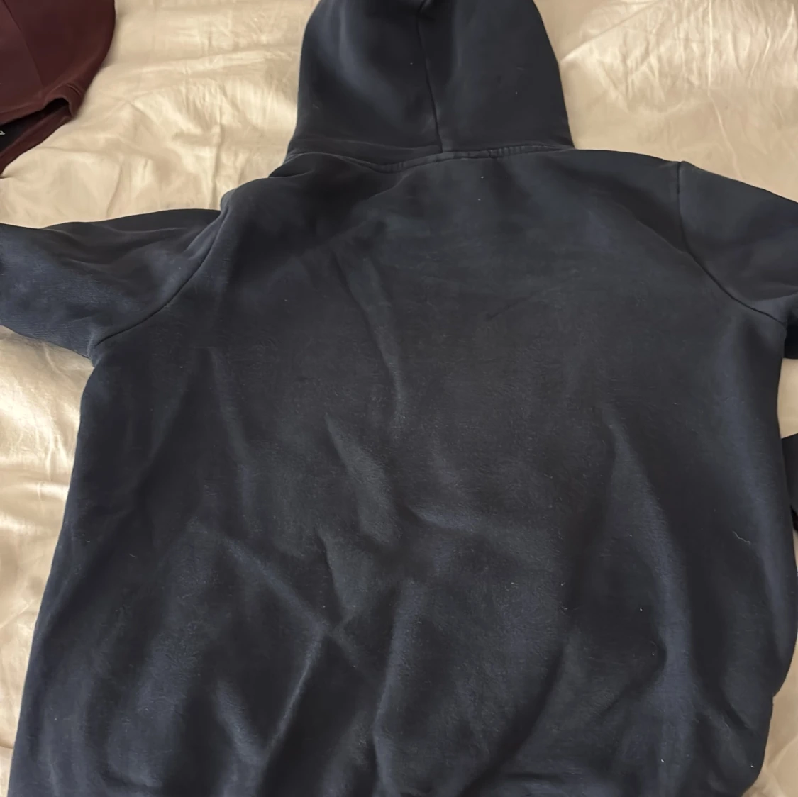 Mörkblå hoodie från Peak Performance - 1