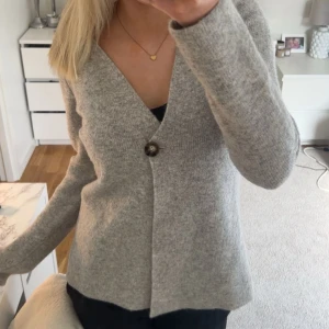 Grå kofta med knapp och v-ringning - Säljer min knappt använda vero Moda kofta som är köpt i butik för 600 kr  därav pris 💞 
