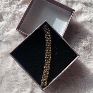 Guldigt kedjearmband i box - Snyggt armband i guldton med tät kedjedesign som ger en lyxig och modern vibe. Perfekt att bära till din favoritoutfit för att addera lite extra bling. Kommer i en fin presentask, redo att ges bort eller behålla själv.