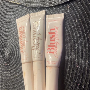 Smink set❤️ - Highlight i färgen Halo you, Bronzer i färgen Coffe bean och blush i färgen Pink glow. Det är 80% kvar av bronzer, men kanske runt 30% kvar sv blush och highlighter❤️