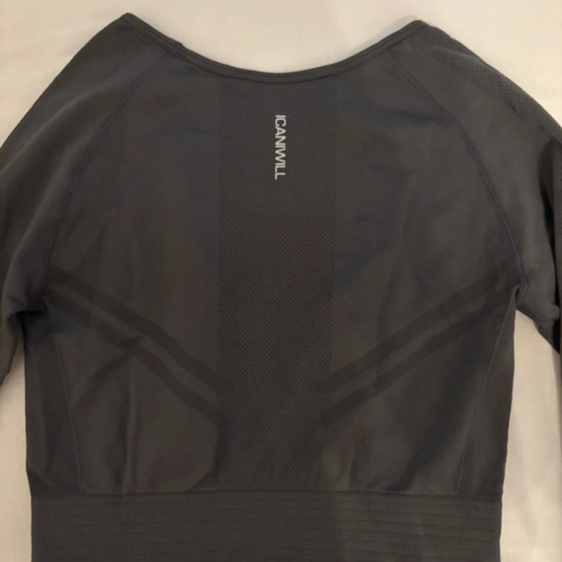 Mörkgrå croppad träningströja från ICANIWILL - 2