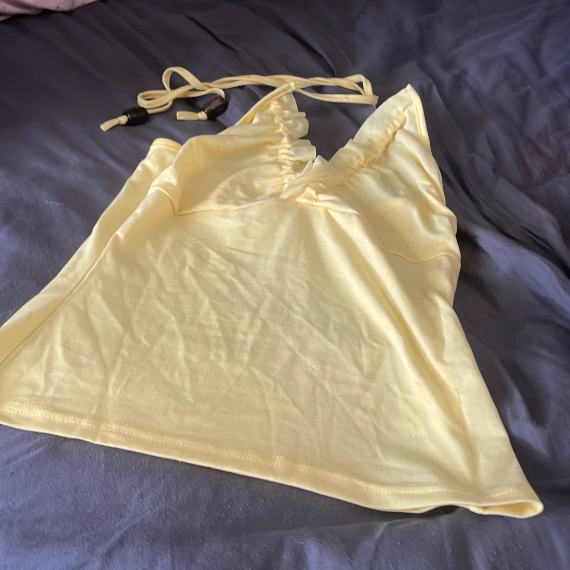 Gul halterneck topp med volang - 2