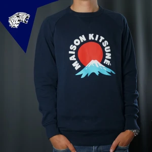 MASION KITSUNÉ TÖRJA  - Rikigt snygg tjocktröja från Masion Kitsuné | Strl: Står S men passar M | Skick: 9/10 | Modellen är 182cm | Hör av dig om du har någon fundering! 