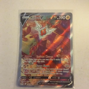 Rotom V - Rotom V är ett coolt och färgstarkt Pokémon-kort med unika förmågor som Instant Charge och Scrap Short. Perfekt för dig som gillar att samla och spela Pokémon TCG! Kortet har en glittrande finish och passar både samlare och spelare som vill boosta sin lek.