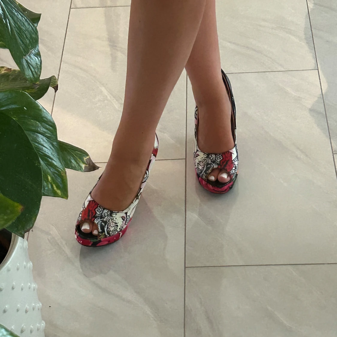 Färgglada kilklackar med blommönster - 1