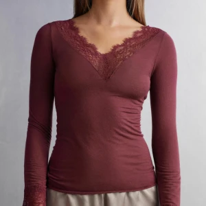 vinröd intimissmi spets - supersnygg vinröd intimissmi topp med lång ärm och v-ringning dekorerad med spetsdetaljer. den är använt mycket så den har blivit lite uttöjd är igentligen strl S men eftersom den töjt ut sig lite så skulle ja nog säga att den passar M bättre.