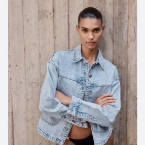 Ljusblå jeansjacka med knappar - Snygg ljusblå jeansjacka i klassisk modell med krage och knappar framtill. Jackan har två bröstfickor och raka ärmar. Perfekt att slänga över en topp för en chill look. Passformen är normal och materialet är tåligt denim.