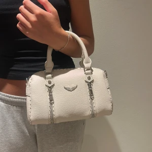 vit zadigväska - Säljer min zadig väska som jag fick i födelsedagspresent som tyvärr inte är min stil💞