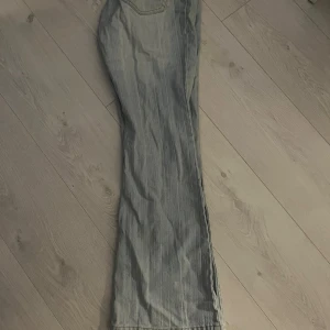 Ljusblå bootcut jeans från Lipp - Säljer ett par ljusblå jeans från Lipp med klassisk bootcut-passform. Storleken är lite oklar men passar mig som är 163