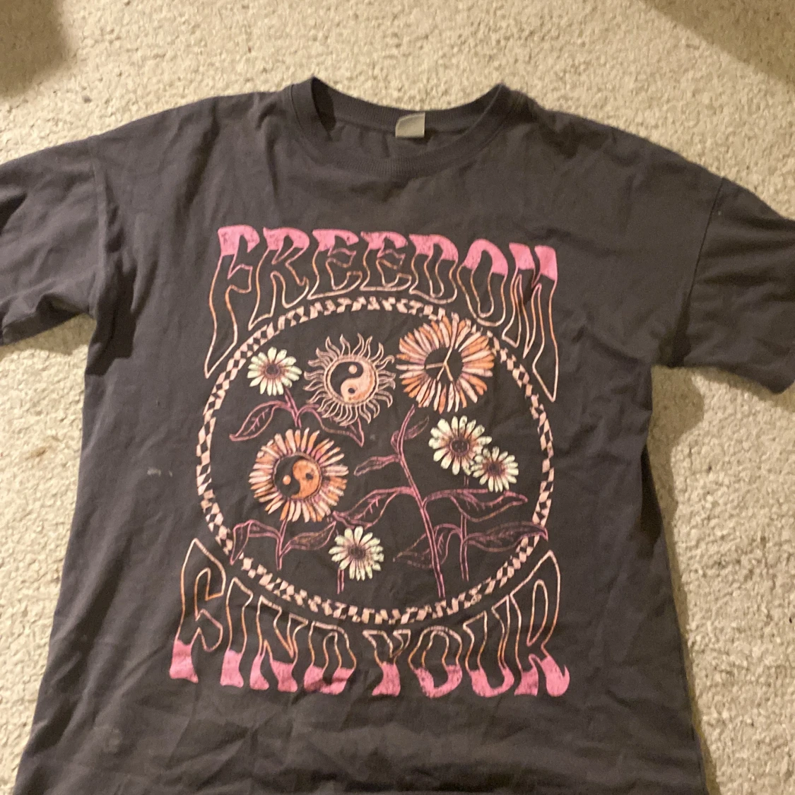 Svart/ grå  t-shirt med tryck från Lindex - 1