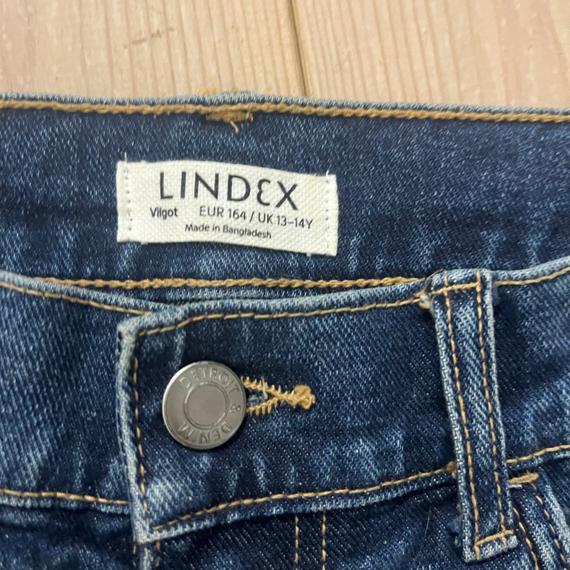 Mörkblå jeanskjol med volang - 2