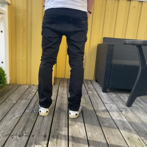 Nudie jeans ”grim Tim” - Säljer ett par nudie grim Tim jeans som passar perfekt för alla årstider. Storlek W31 L30 och passar dig som är ungefär 170-180cm. Jeansen är i nyskick och har endast använts ett par gånger. Vid frågor eller funderingar är det bara att skicka ett meddelande. Pris kan diskuteras vid snabba affärer.