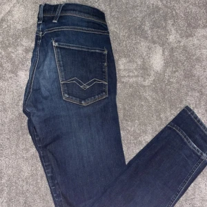Replay jeans - Snygga mörkblå jeans från Replay med klassisk femficksdesign och kontrastsömmar. Perfekta för en stilren look. Storlek 31/32 Riktigt fint skick! Skriv vid minsta lilla fråga! 