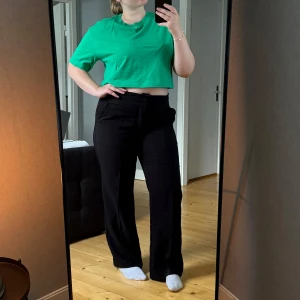 Grön croppad tshirt - Oanvänd grön croppad tshirt från new yorker i storlek S.