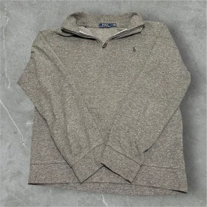 Ralph Lauren Half Zip Grå - 📍Storlek: M  💪🏽Skick: Ny utan prislapp!   📐Mått: Längd:66cm Axelbredd:42cm  📎Material: 60% bomull 40% polyester  📦Skickar alltid inom 24h  💸Köp fler plagg för att få billigare pris  ✅Äkthetsgaranti
