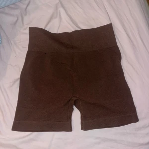 Bruna seamless biker shorts - Bruna seamless biker shorts med hög midja och scrunch-detalj bak för en snygg passform. Stretchigt material som sitter tight och bekvämt, perfekta för träning eller chill. Stilrena och enkla att matcha med crop tops eller hoodies.