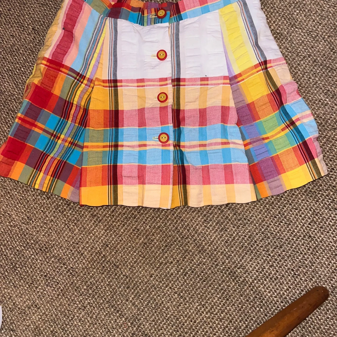 Färgglad rutig kortkjol med knappar