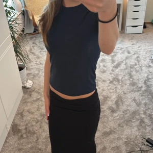 Svart thigt lång kjol från Gina Tricot  - Aldrig använd thigt lång kjol från Gina Tricot. Den är thigtare vid midjan och luftig nertill, stretchig 🤗