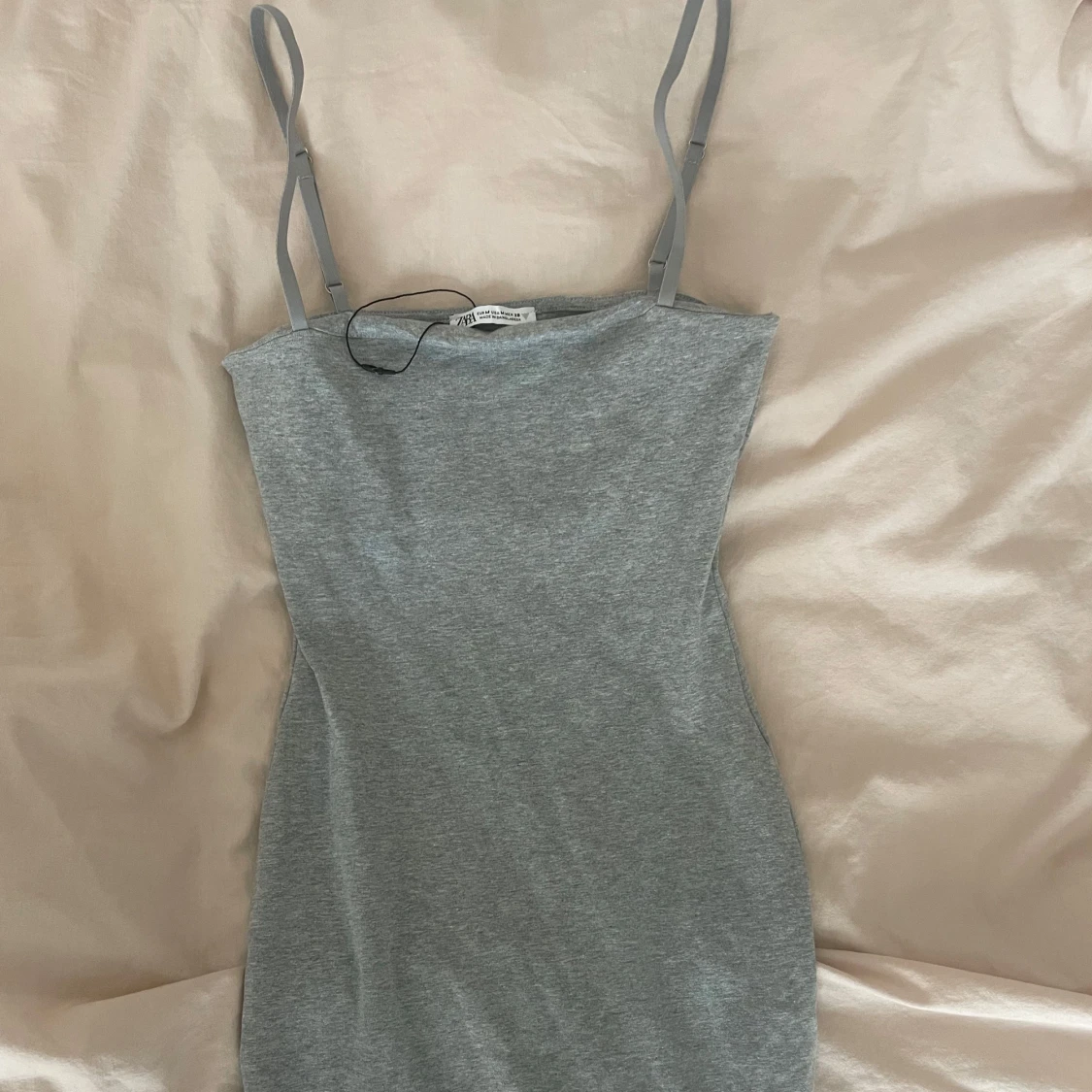 Grå tight klänning från Zara