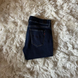 Replay Jeans - Ett par Replay jeans i storlek w29! Nypris är 1099. Mitt pris är 499. Priset är ej hugget i sten och kan diskuteras vid en snabb affär. Jeansen är i väldigt fint skick och har inga defekter. Tveka ej på att skriva till mig om du har frågor eller funderingar ☺️