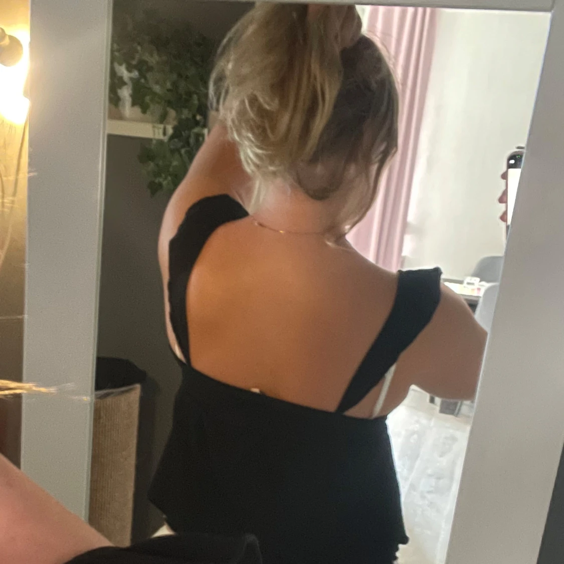 Svart linnetopp med volang från Nelly - 2