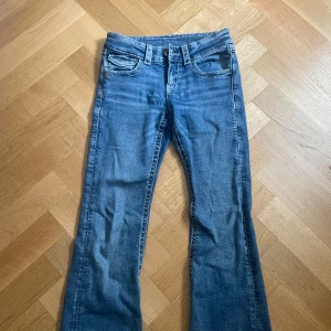 Blå bootcut jeans med broderad ficka - Snygga blå jeans med bootcut från Gina tricot med broderade detaljer på bakfickan. Storleken är 152