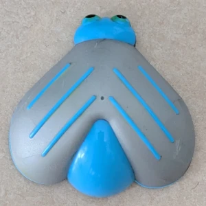 Insekt / djur magnet  - En blå och grå plast magnet som liknar ett insekt /djur