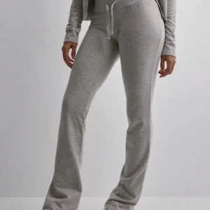 Cozy chill pants från Nelly - Säljer då jag har två par likadana, Orginalpris: 300kr men säljer för 150kr då dom är oanvända!💕