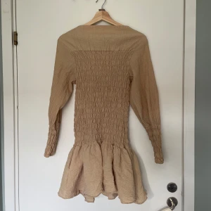 Miniklänning långärmad - Säljer denna jättefina, korta klänning från H&M i stl S. Andra bilden visar hur lång den är. Jag är 165 cm! 