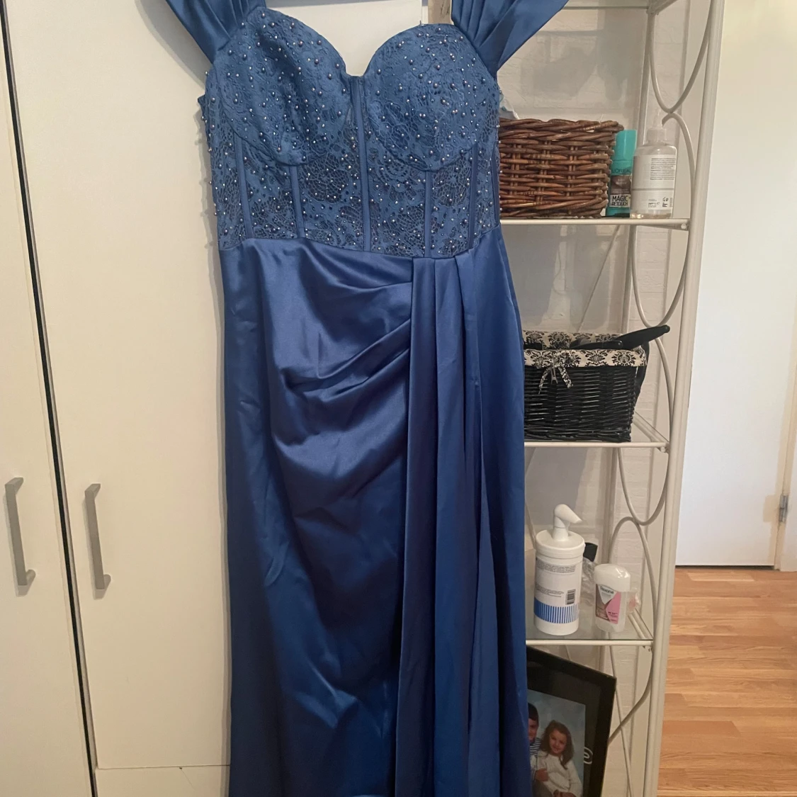 Blå bröllop klämma eller fest med pärlor och spets