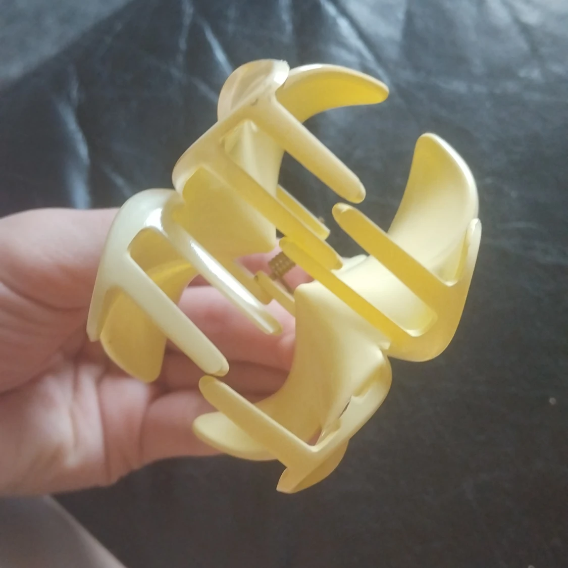 Gul blomformad hårklämma - 2