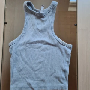 Ribbad blå linnetopp från H&M Divided - Inga defekter förekommer förutom  ågrs deo fläckar se bild. Går att köpa 3-pack (kolla mina annonser)