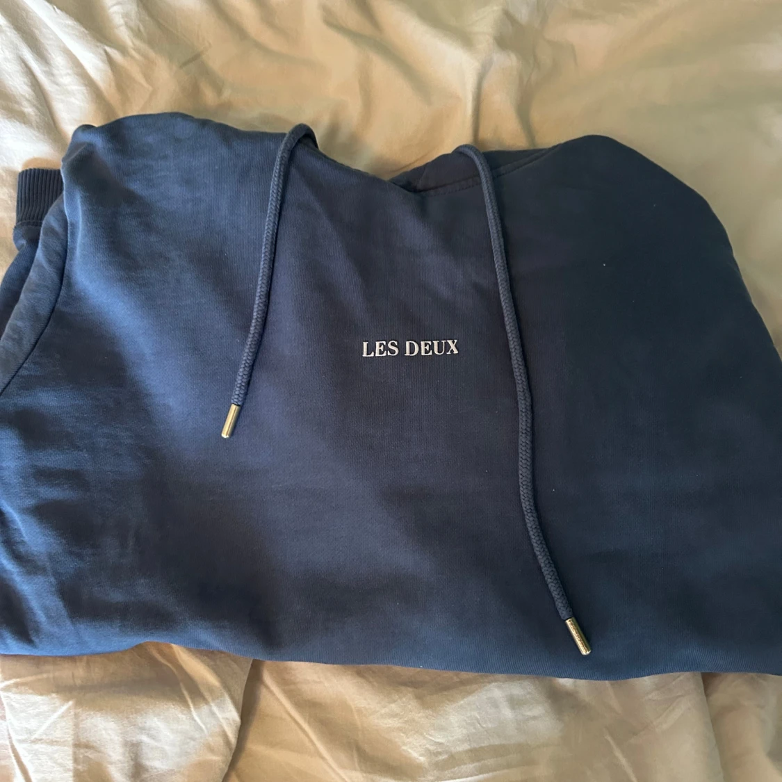 Mörkblå hoodie från Les Deux