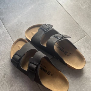 Birkenstock sandaler  - Helt oanvända svarta Birkenstock sandaler. Perfekta för sommaren och riktigt sköna att glida runt i. Storlek 43 men passar 44 bättre