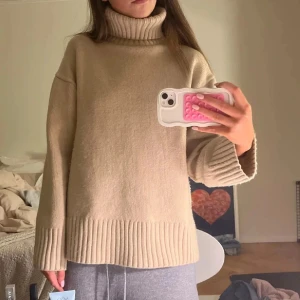 Stickad polotröja Hm  - Snygg stickad tröja med polokrage från hm. Storlek XS men oversize passform så passar S/M. Skriv vid frågor. Skick som på bilden, inte använd mycket!❤️köpt för 600 så vill helst inte sänka priset 
