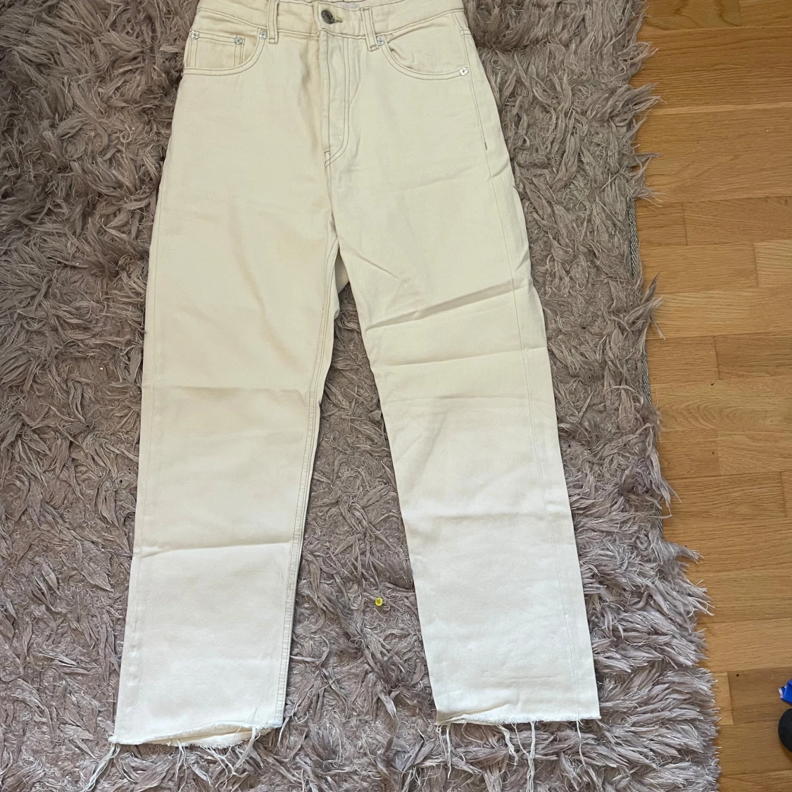 Beiga raka jeans med rå kant