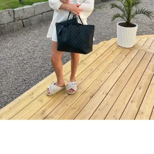 Svart/grå by malene Birger Abigail väska  - En perfekt väska att ha till skolan som både är praktiskt och snygg, den är köpt ny och använd sparsamt i lite mer än 6 månader. Dustbag medföljer. Nypris:2800 Säljer för:1900 OBS! Pris kan diskuteras