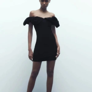 Svart zara klänning  - Säljer denna snygga klänningen från Zara🩷Andra bilden är lånad